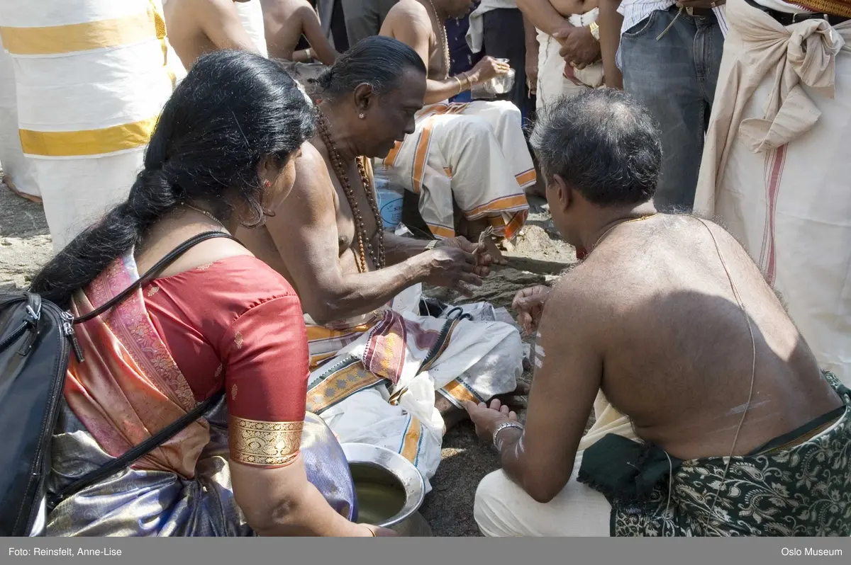 Hinduisme, Sivasubramanyar Alyam, tempel, Tiruvela, badefest, mann, kvinne, barn, vann, skog, marka, parasoller, mat, guder, røkelse, alter, lys