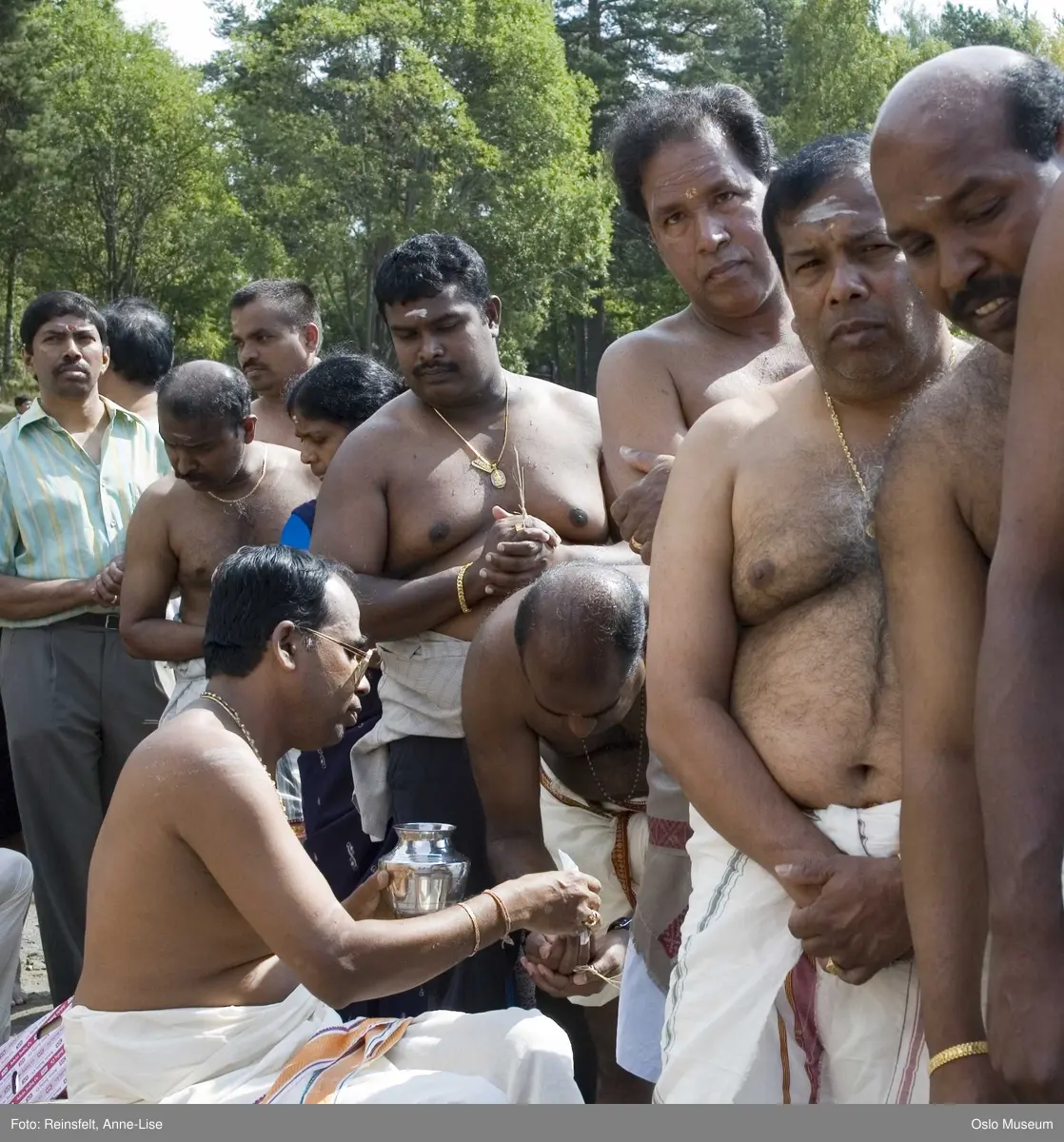 Hinduisme, Sivasubramanyar Alyam, tempel, Tiruvela, badefest, mann, kvinne, barn, vann, skog, marka, parasoller, mat, guder, røkelse, alter, lys