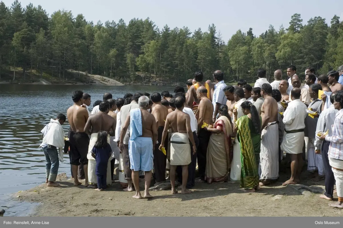 Hinduisme, Sivasubramanyar Alyam, tempel, Tiruvela, badefest, mann, kvinne, barn, vann, skog, marka, parasoller, mat, guder, røkelse, alter, lys