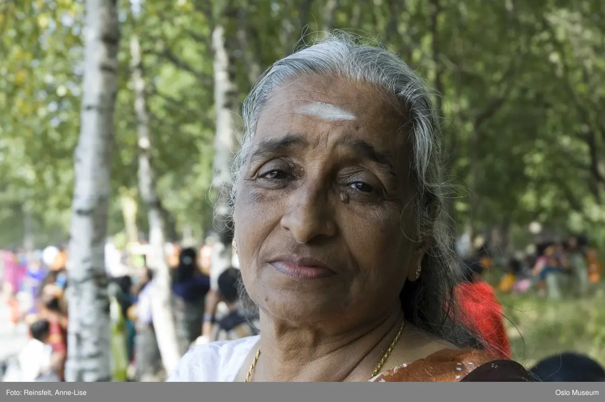 Hinduisme, Sivasubramanyar Alyam, tempel, Tiruvela, badefest, mann, kvinne, barn, vann, skog, marka, parasoller, mat, guder, røkelse, alter, lys