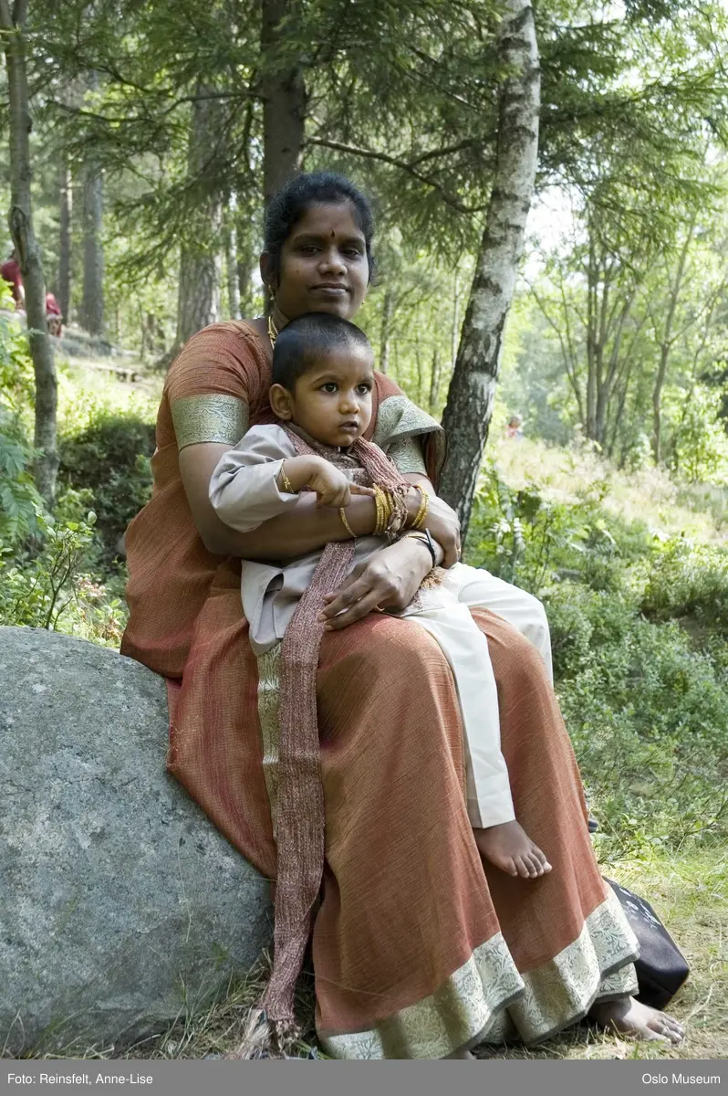 Hinduisme, Sivasubramanyar Alyam, tempel, Tiruvela, badefest, mann, kvinne, barn, vann, skog, marka, parasoller, mat, guder, røkelse, alter, lys