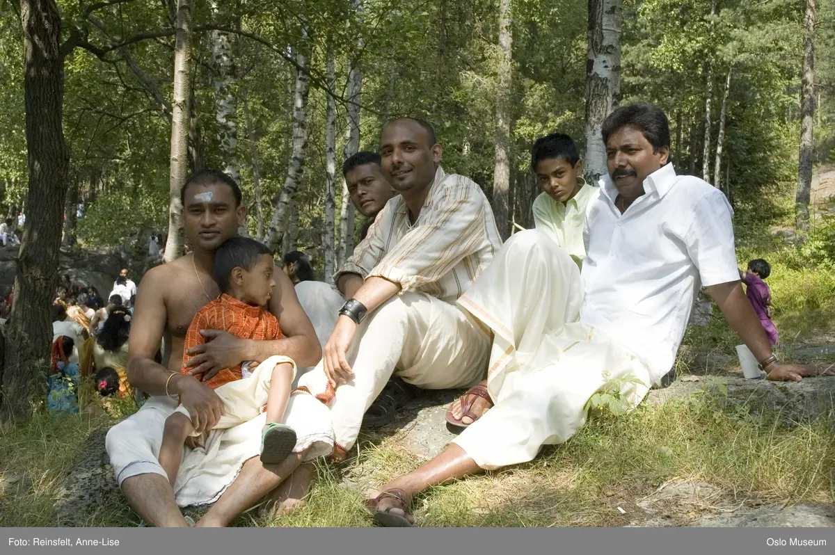 Hinduisme, Sivasubramanyar Alyam, tempel, Tiruvela, badefest, mann, kvinne, barn, vann, skog, marka, parasoller, mat, guder, røkelse, alter, lys