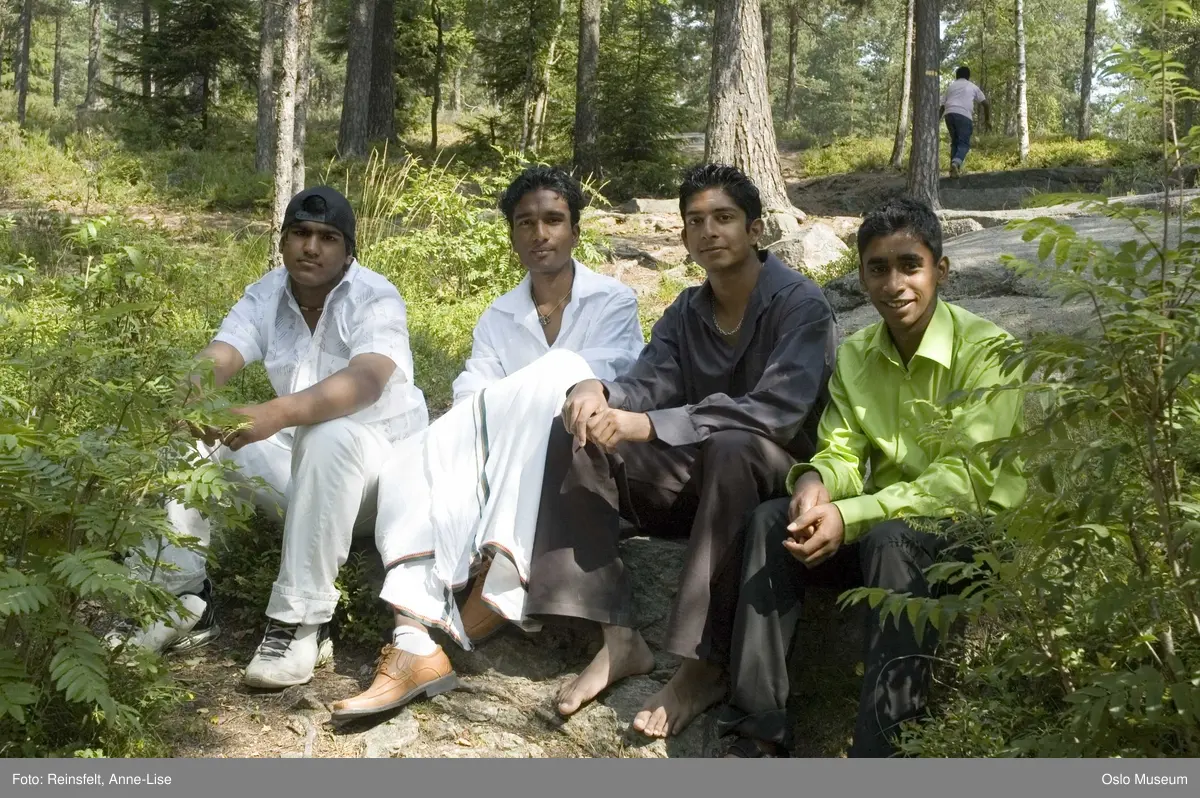 Hinduisme, Sivasubramanyar Alyam, tempel, Tiruvela, badefest, mann, kvinne, barn, vann, skog, marka, parasoller, mat, guder, røkelse, alter, lys
