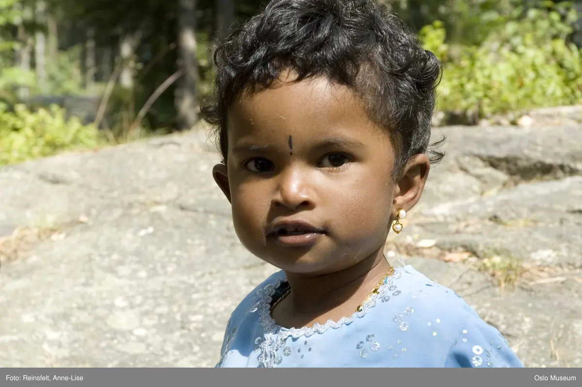 Hinduisme, Sivasubramanyar Alyam, tempel, Tiruvela, badefest, mann, kvinne, barn, vann, skog, marka, parasoller, mat, guder, røkelse, alter, lys