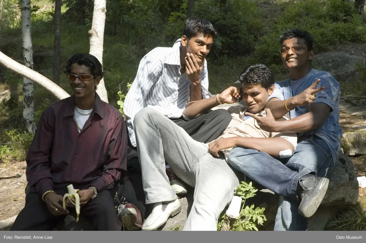 Hinduisme, Sivasubramanyar Alyam, tempel, Tiruvela, badefest, mann, kvinne, barn, vann, skog, marka, parasoller, mat, guder, røkelse, alter, lys
