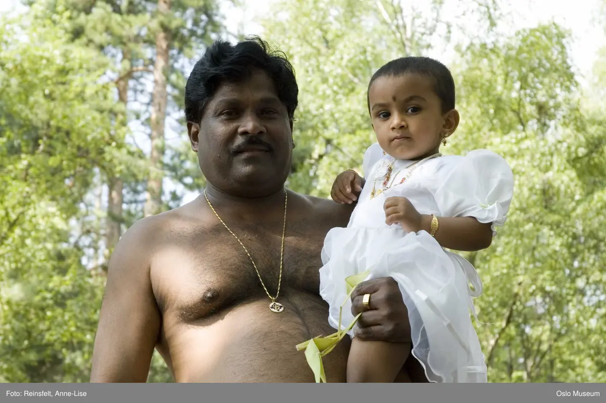Hinduisme, Sivasubramanyar Alyam, tempel, Tiruvela, badefest, mann, kvinne, barn, vann, skog, marka, parasoller, mat, guder, røkelse, alter, lys