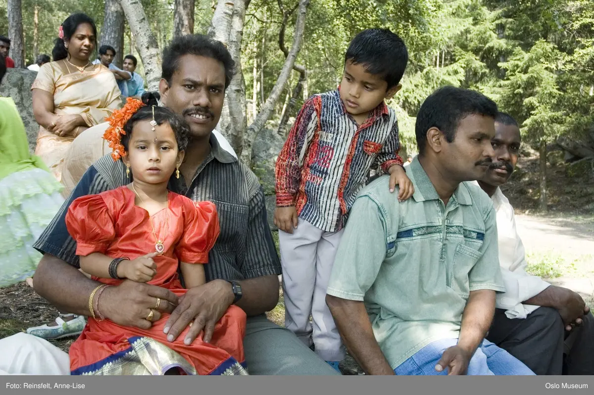 Hinduisme, Sivasubramanyar Alyam, tempel, Tiruvela, badefest, mann, kvinne, barn, vann, skog, marka, parasoller, mat, guder, røkelse, alter, lys