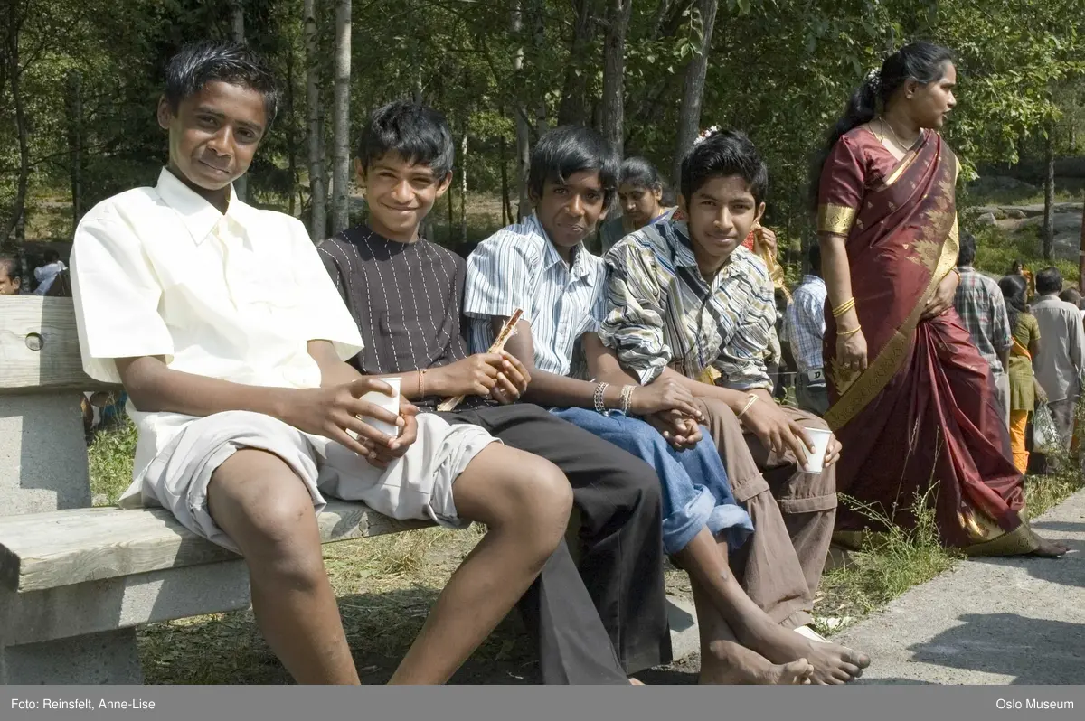Hinduisme, Sivasubramanyar Alyam, tempel, Tiruvela, badefest, mann, kvinne, barn, vann, skog, marka, parasoller, mat, guder, røkelse, alter, lys