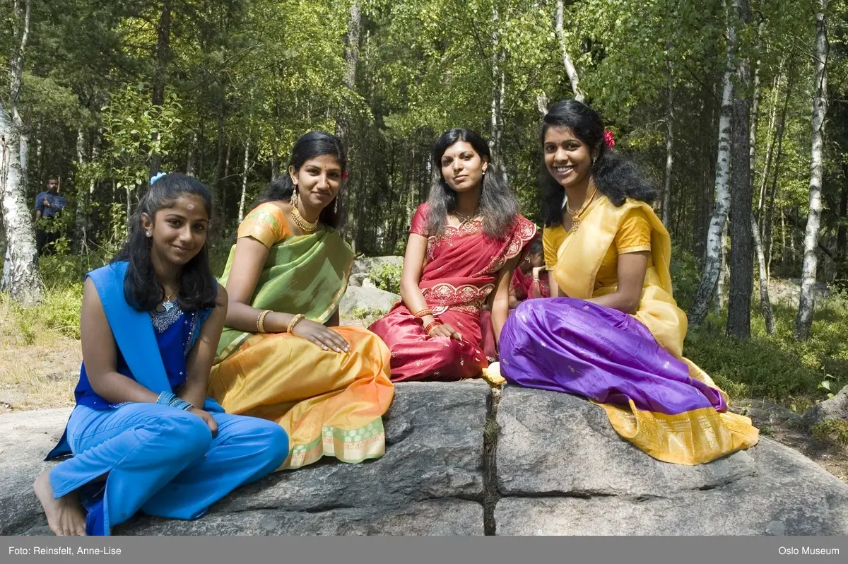 Hinduisme, Sivasubramanyar Alyam, tempel, Tiruvela, badefest, mann, kvinne, barn, vann, skog, marka, parasoller, mat, guder, røkelse, alter, lys