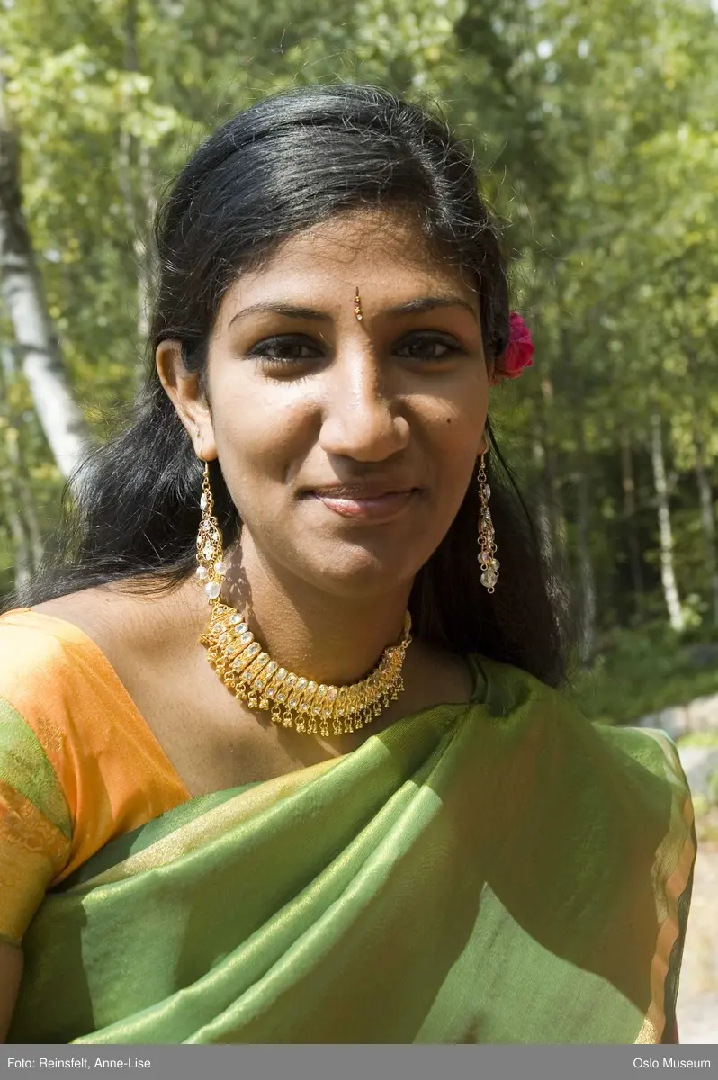 Hinduisme, Sivasubramanyar Alyam, tempel, Tiruvela, badefest, mann, kvinne, barn, vann, skog, marka, parasoller, mat, guder, røkelse, alter, lys