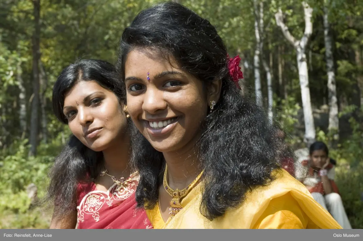 Hinduisme, Sivasubramanyar Alyam, tempel, Tiruvela, badefest, mann, kvinne, barn, vann, skog, marka, parasoller, mat, guder, røkelse, alter, lys