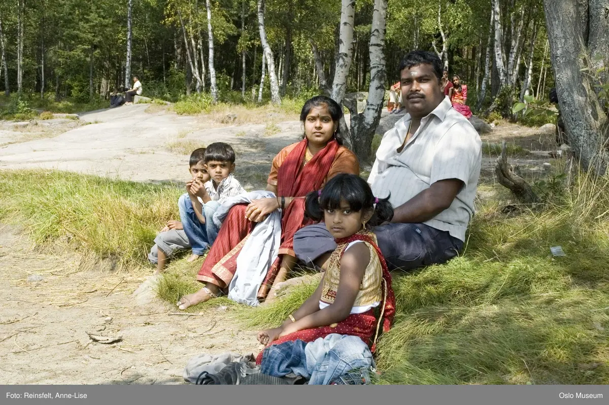 Hinduisme, Sivasubramanyar Alyam, tempel, Tiruvela, badefest, mann, kvinne, barn, vann, skog, marka, parasoller, mat, guder, røkelse, alter, lys