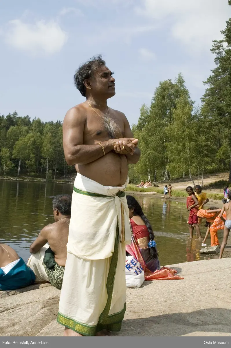 Hinduisme, Sivasubramanyar Alyam, tempel, Tiruvela, badefest, mann, kvinne, barn, vann, skog, marka, parasoller, mat, guder, røkelse, alter, lys