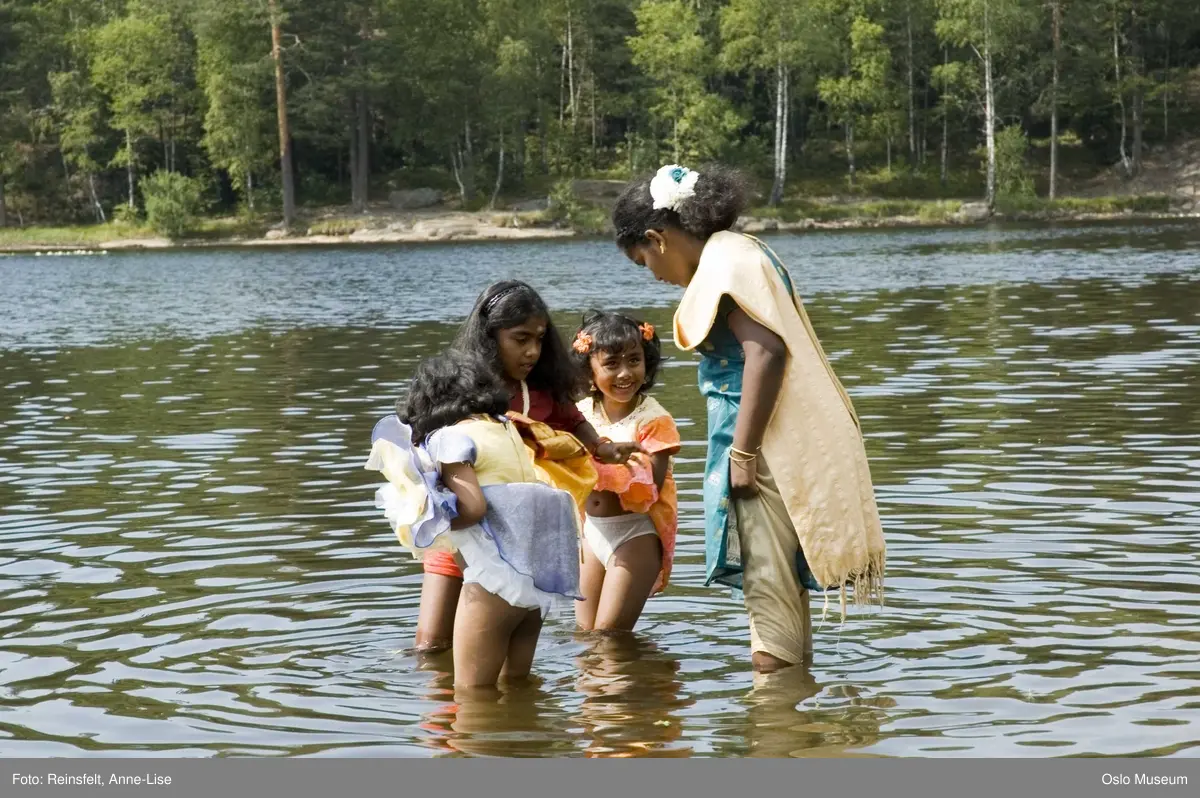 Hinduisme, Sivasubramanyar Alyam, tempel, Tiruvela, badefest, mann, kvinne, barn, vann, skog, marka, parasoller, mat, guder, røkelse, alter, lys
