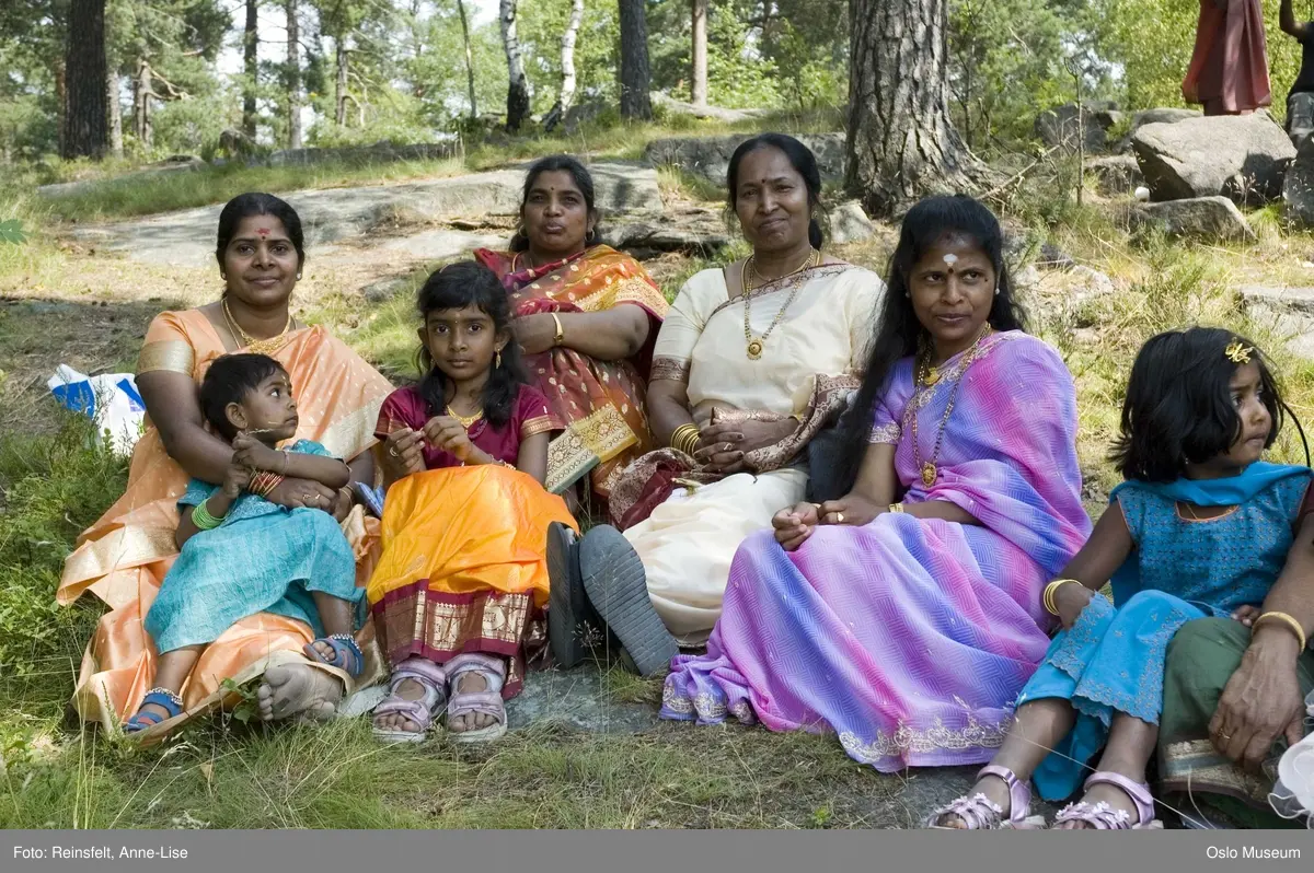 Hinduisme, Sivasubramanyar Alyam, tempel, Tiruvela, badefest, mann, kvinne, barn, vann, skog, marka, parasoller, mat, guder, røkelse, alter, lys