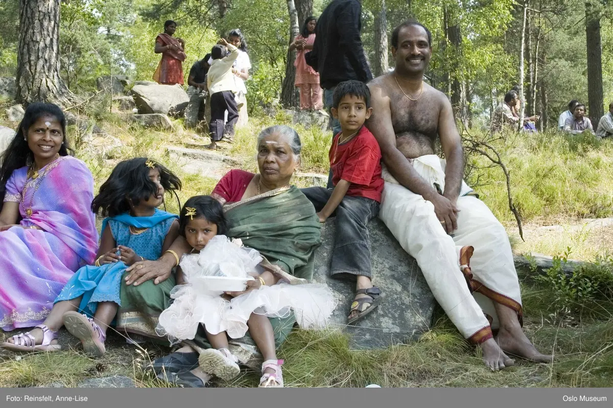 Hinduisme, Sivasubramanyar Alyam, tempel, Tiruvela, badefest, mann, kvinne, barn, vann, skog, marka, parasoller, mat, guder, røkelse, alter, lys
