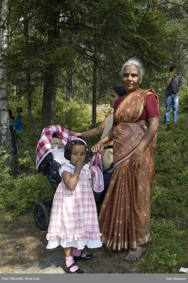 Hinduisme, Sivasubramanyar Alyam, tempel, Tiruvela, badefest, mann, kvinne, barn, vann, skog, marka, parasoller, mat, guder, røkelse, alter, lys