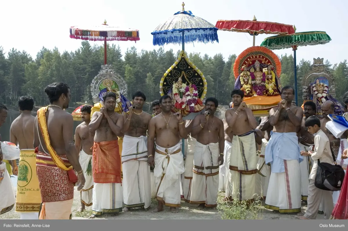 Hinduisme, Sivasubramanyar Alyam, tempel, Tiruvela, badefest, mann, kvinne, barn, vann, skog, marka, parasoller, mat, guder, røkelse, alter, lys