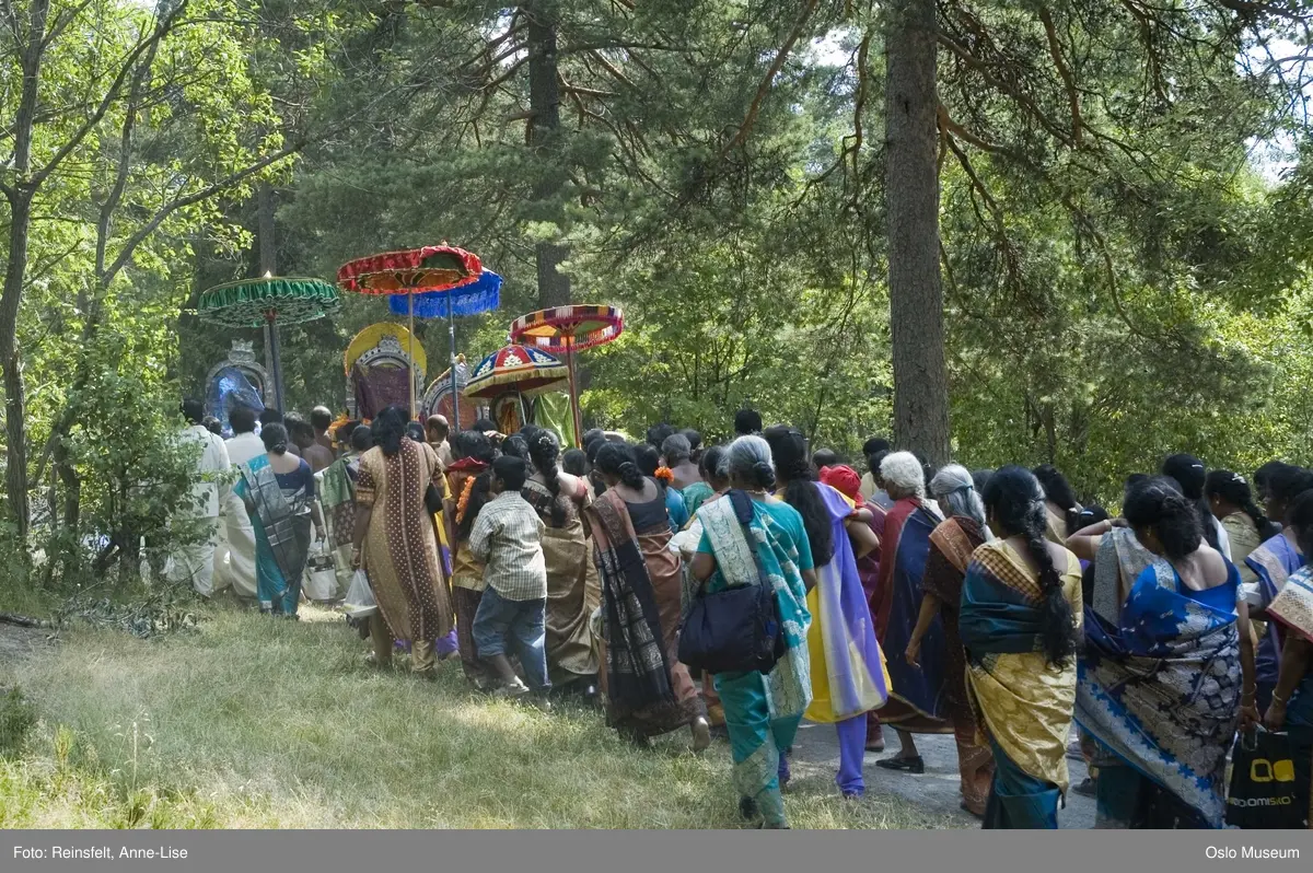 Hinduisme, Sivasubramanyar Alyam, tempel, Tiruvela, badefest, mann, kvinne, barn, vann, skog, marka, parasoller, mat, guder, røkelse, alter, lys