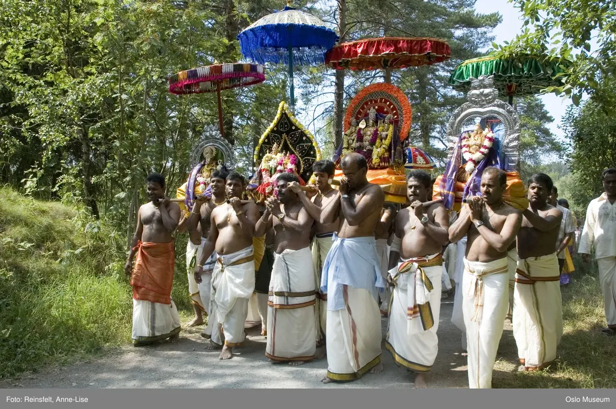 Hinduisme, Sivasubramanyar Alyam, tempel, Tiruvela, badefest, mann, kvinne, barn, vann, skog, marka, parasoller, mat, guder, røkelse, alter, lys