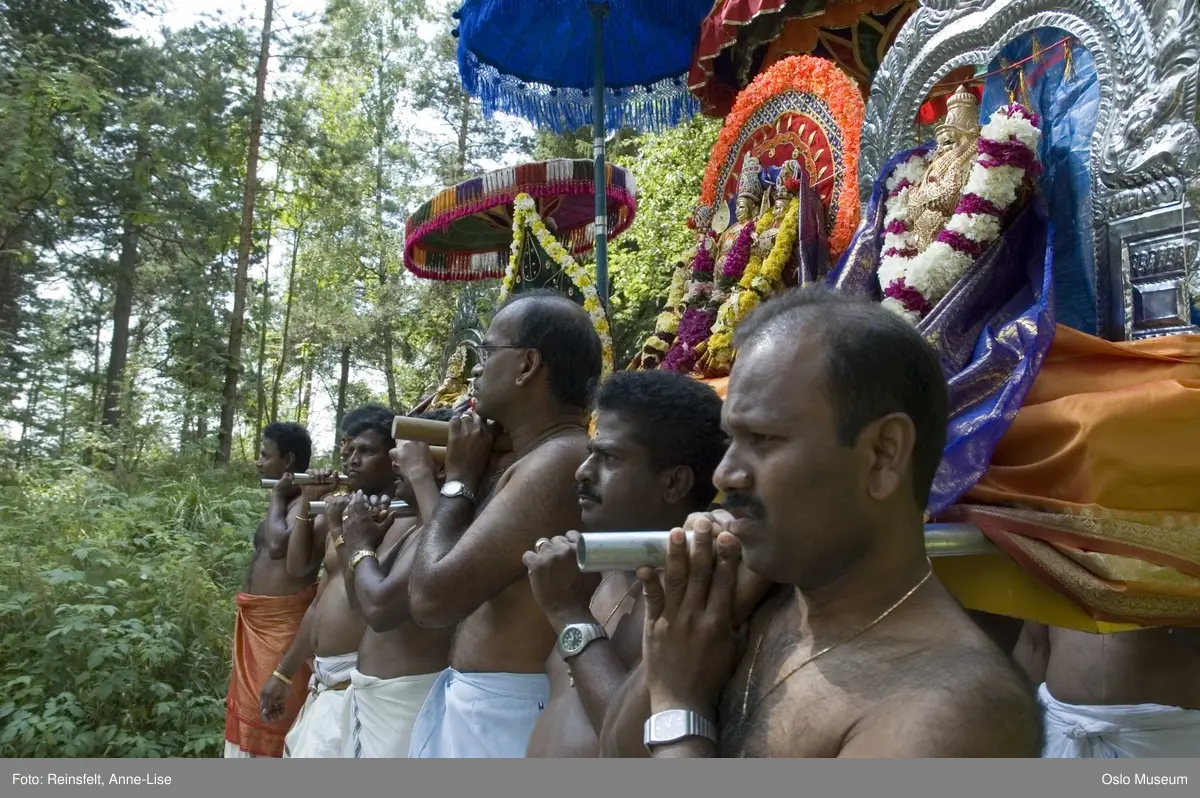Hinduisme, Sivasubramanyar Alyam, tempel, Tiruvela, badefest, mann, kvinne, barn, vann, skog, marka, parasoller, mat, guder, røkelse, alter, lys