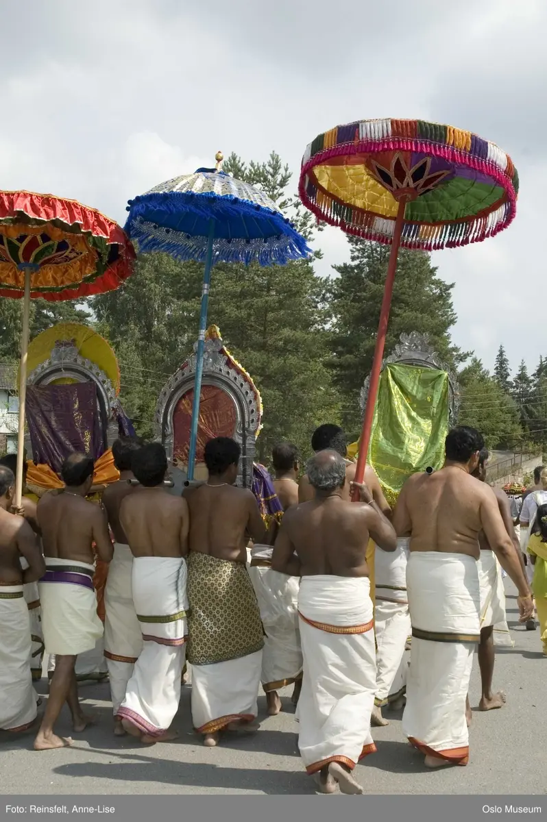 Hinduisme, Sivasubramanyar Alyam, tempel, Tiruvela, badefest, mann, kvinne, barn, vann, skog, marka, parasoller, mat, guder, røkelse, alter, lys