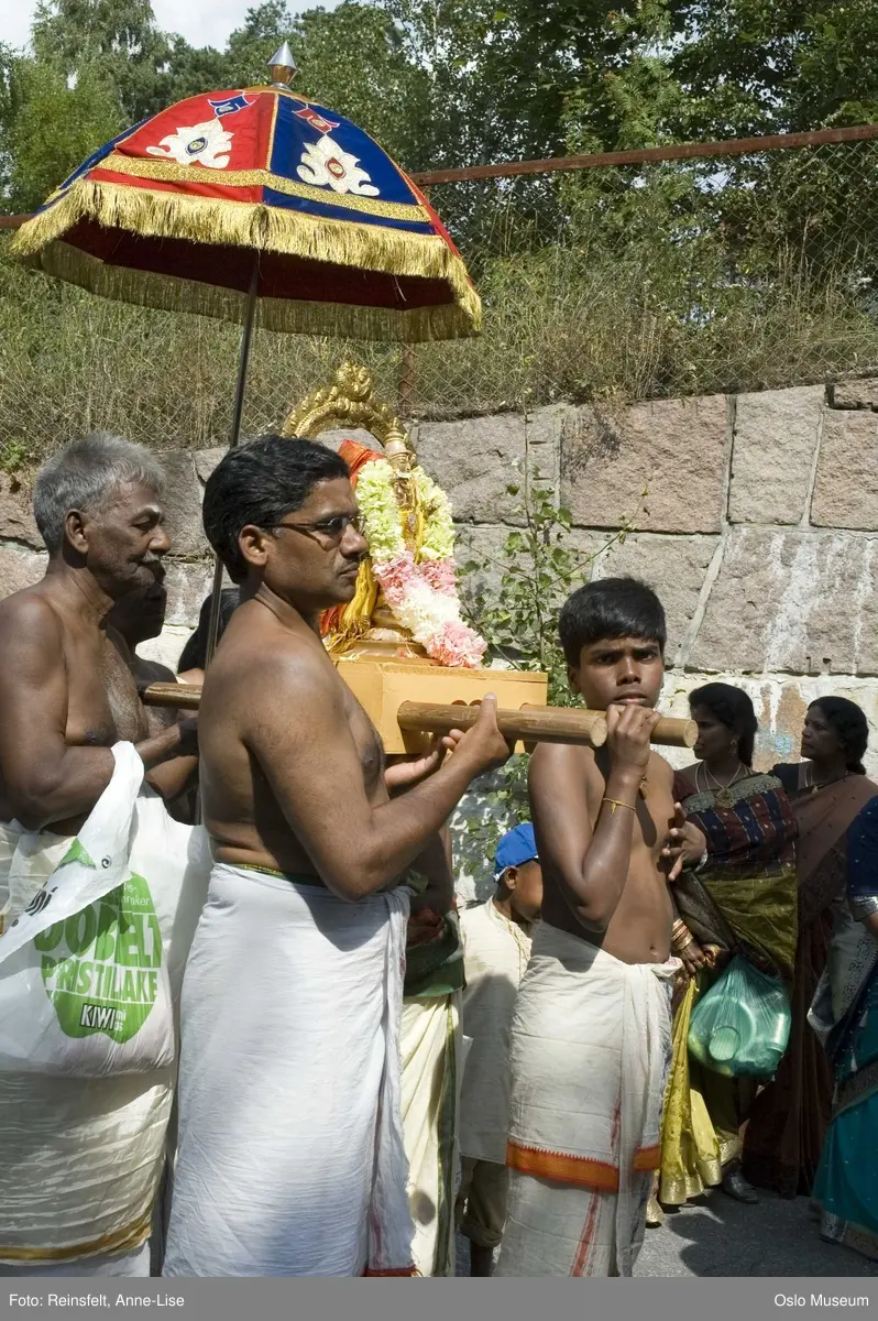 Hinduisme, Sivasubramanyar Alyam, tempel, Tiruvela, badefest, mann, kvinne, barn, vann, skog, marka, parasoller, mat, guder, røkelse, alter, lys