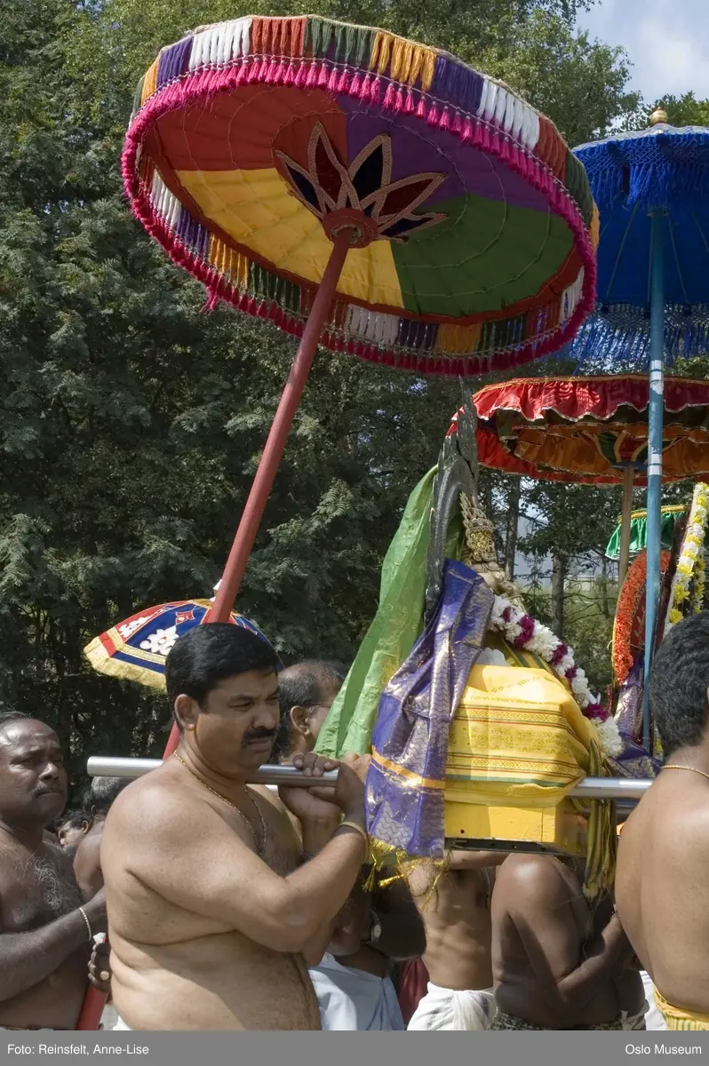 Hinduisme, Sivasubramanyar Alyam, tempel, Tiruvela, badefest, mann, kvinne, barn, vann, skog, marka, parasoller, mat, guder, røkelse, alter, lys
