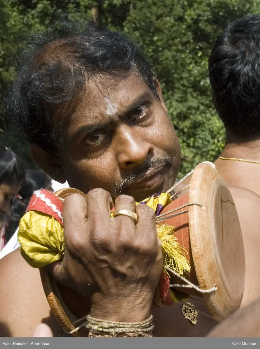 Hinduisme, Sivasubramanyar Alyam, tempel, Tiruvela, badefest, mann, kvinne, barn, vann, skog, marka, parasoller, mat, guder, røkelse, alter, lys