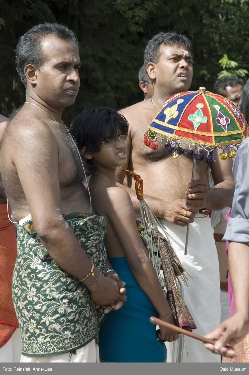 Hinduisme, Sivasubramanyar Alyam, tempel, Tiruvela, badefest, mann, kvinne, barn, vann, skog, marka, parasoller, mat, guder, røkelse, alter, lys