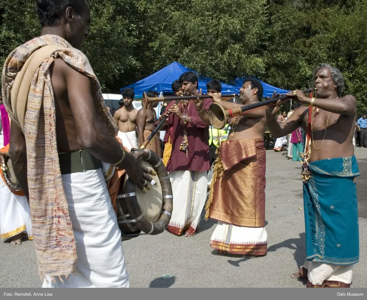 Hinduisme, Sivasubramanyar Alyam, tempel, Tiruvela, badefest, mann, kvinne, barn, vann, skog, marka, parasoller, mat, guder, røkelse, alter, lys