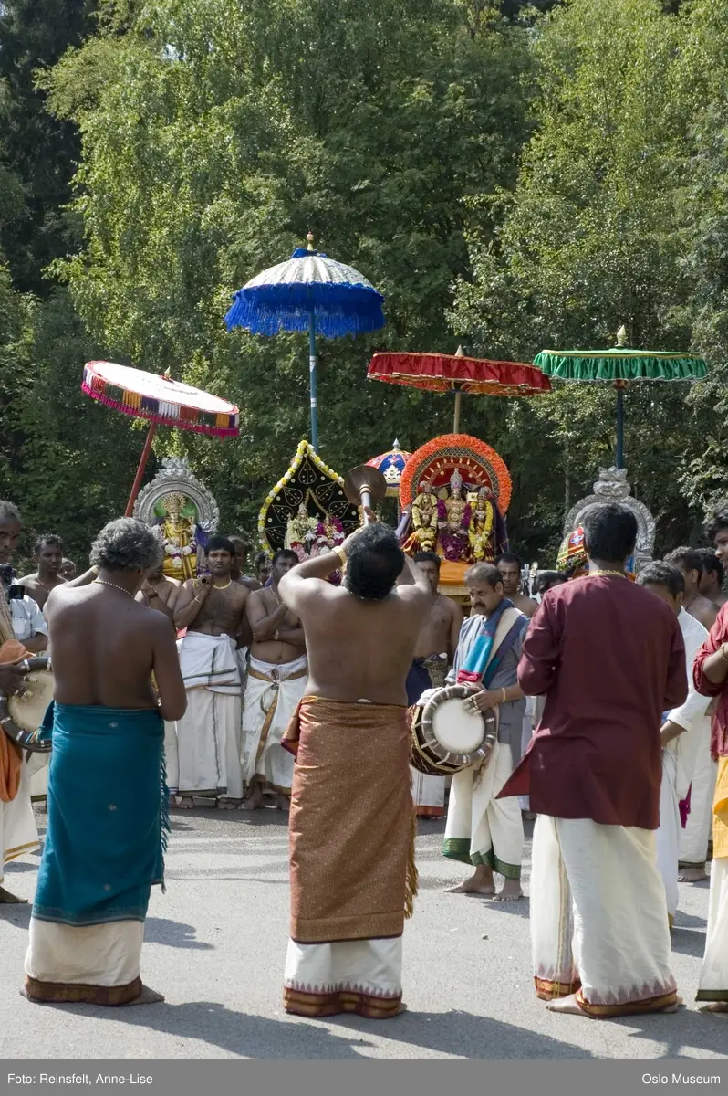 Hinduisme, Sivasubramanyar Alyam, tempel, Tiruvela, badefest, mann, kvinne, barn, vann, skog, marka, parasoller, mat, guder, røkelse, alter, lys
