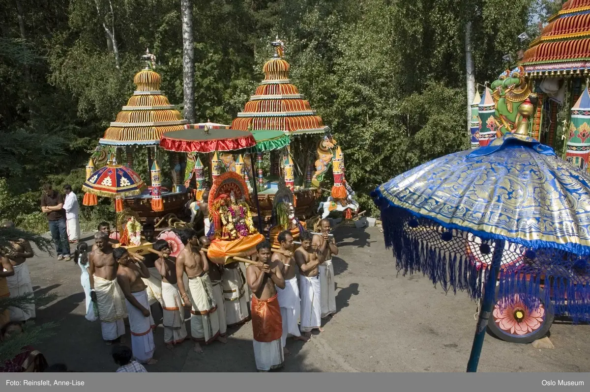 Hinduisme, Sivasubramanyar Alyam, tempel, Tiruvela, badefest, mann, kvinne, barn, vann, skog, marka, parasoller, mat, guder, røkelse, alter, lys