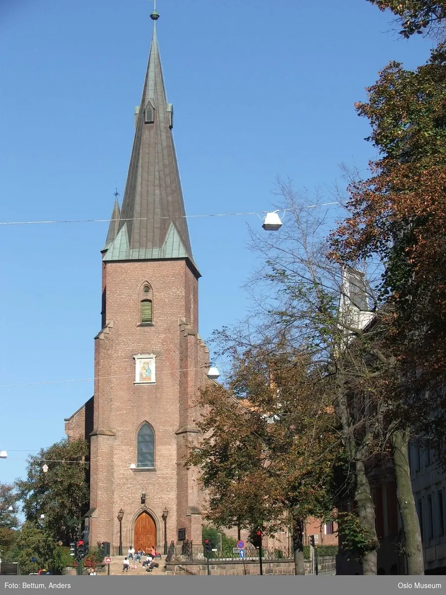 St. Olav Domkirke, interiør, eksteriør, kirkespir, helgener, alter, glassmosaikk, hvelving, nisje, skriftestol, døpefont