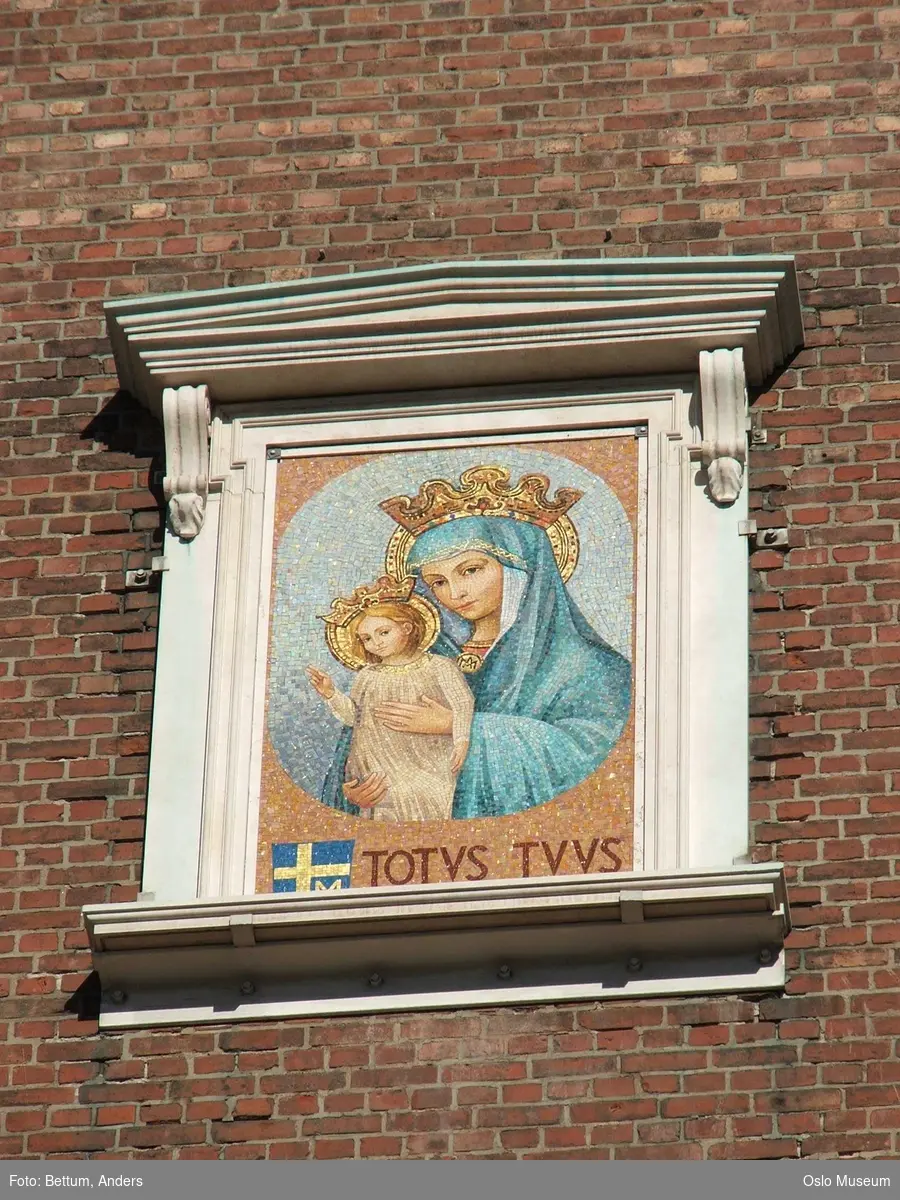 St. Olav Domkirke, interiør, eksteriør, kirkespir, helgener, alter, glassmosaikk, hvelving, nisje, skriftestol, døpefont