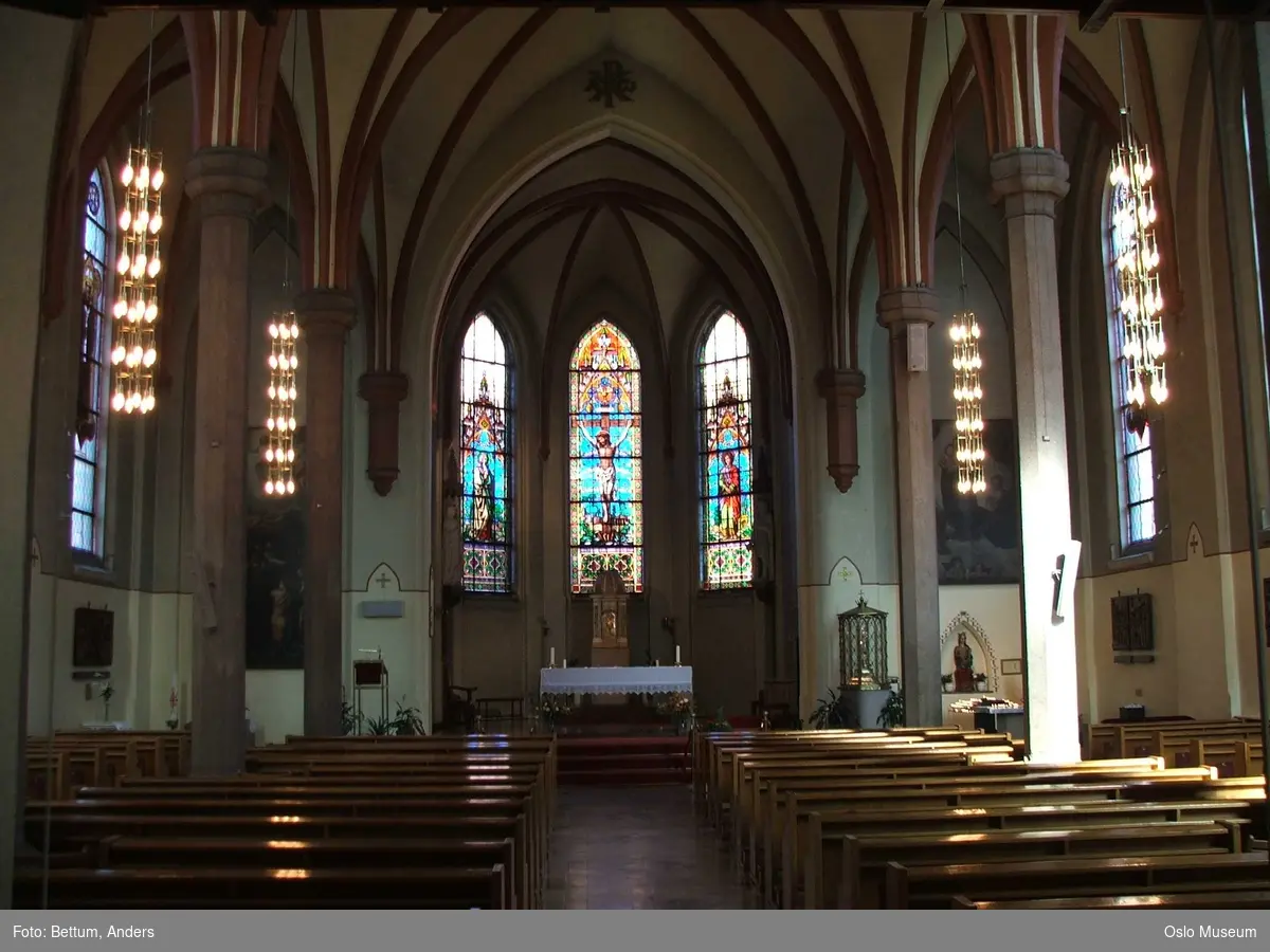 St. Olav Domkirke, interiør, eksteriør, kirkespir, helgener, alter, glassmosaikk, hvelving, nisje, skriftestol, døpefont