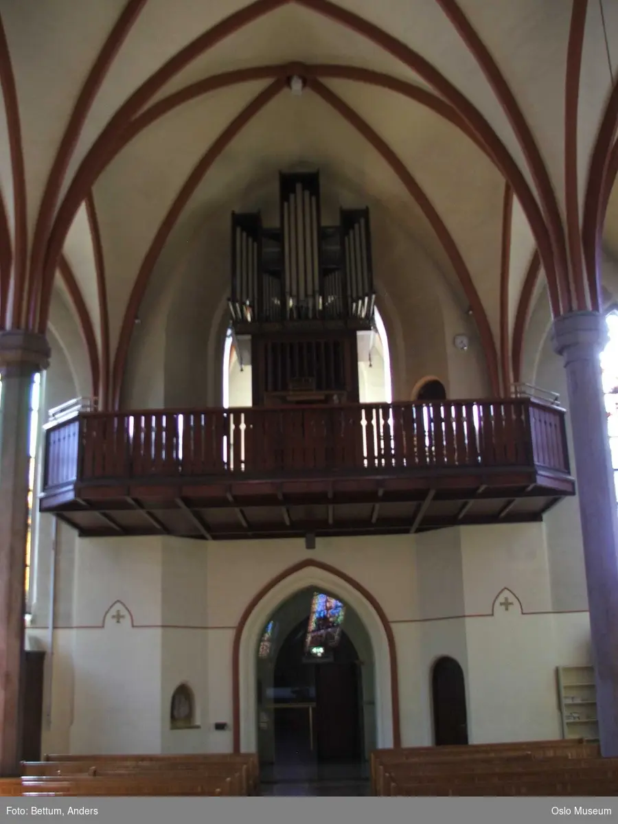 St. Olav Domkirke, interiør, eksteriør, kirkespir, helgener, alter, glassmosaikk, hvelving, nisje, skriftestol, døpefont