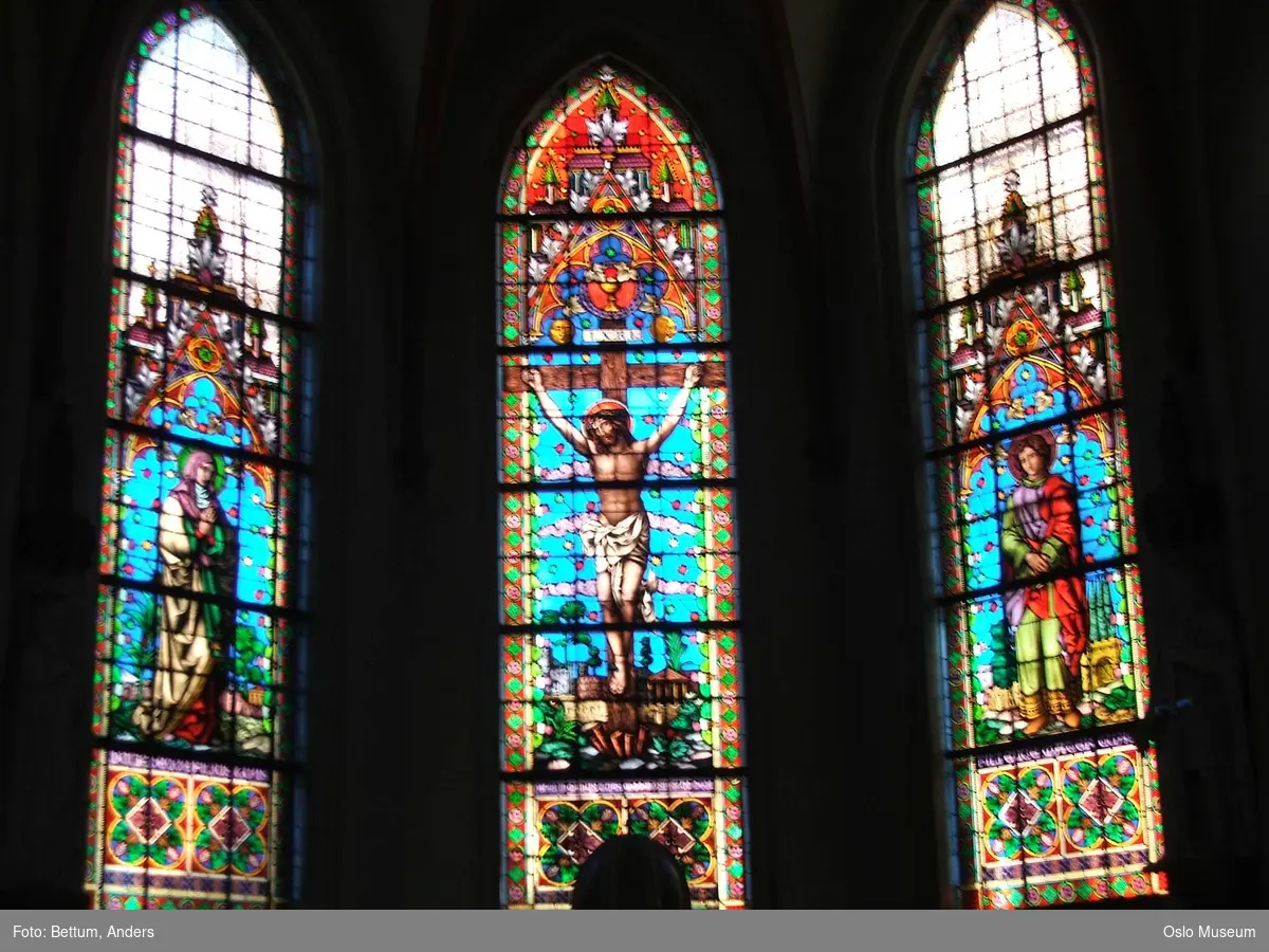 St. Olav Domkirke, interiør, eksteriør, kirkespir, helgener, alter, glassmosaikk, hvelving, nisje, skriftestol, døpefont