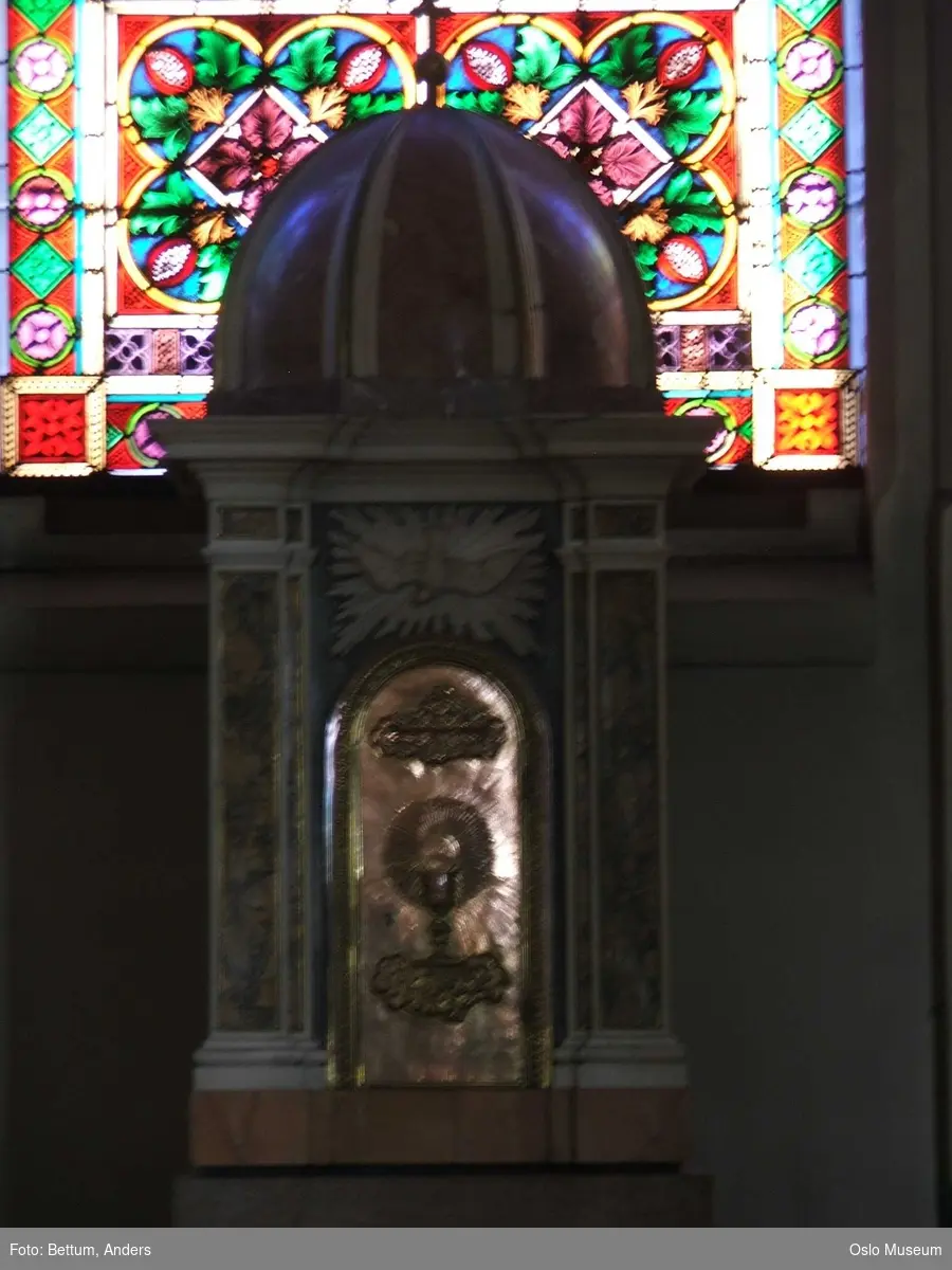 St. Olav Domkirke, interiør, eksteriør, kirkespir, helgener, alter, glassmosaikk, hvelving, nisje, skriftestol, døpefont