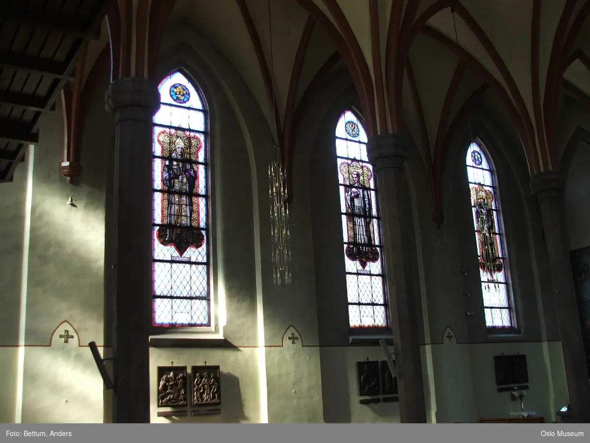 St. Olav Domkirke, interiør, eksteriør, kirkespir, helgener, alter, glassmosaikk, hvelving, nisje, skriftestol, døpefont