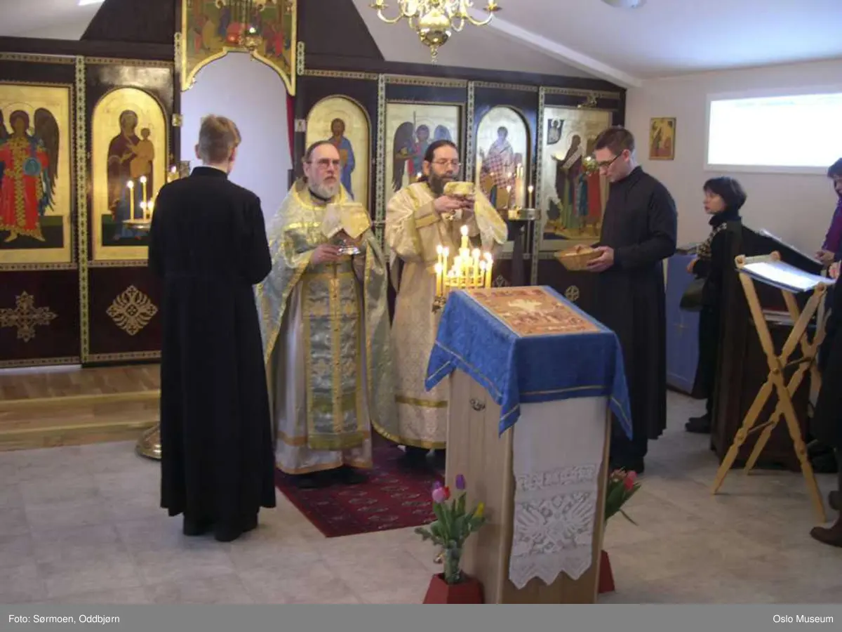 Ortodoks, Hellige Nicolai kirke, interiør, eksteriør, helgener, seremoni, alter, prekestol, lys, ikoner, prest, mann, kvinne