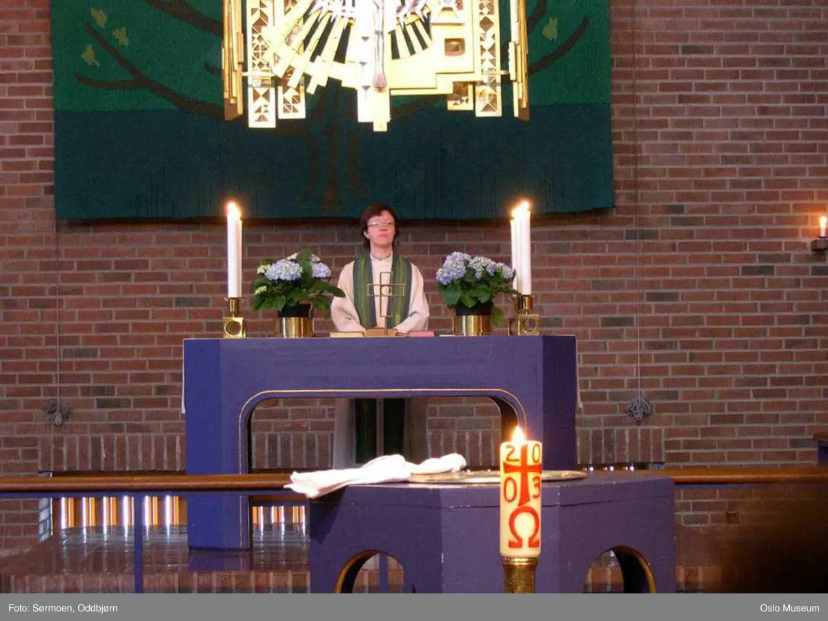 Den norske kirke, Østenstad kirke, interiør, eksteriør, seremoni, gudstjeneste, dåp, prekestol, alter, prest, glassmosaikk, døpefont, veggdekorasjon, mann, kvinne, barn
