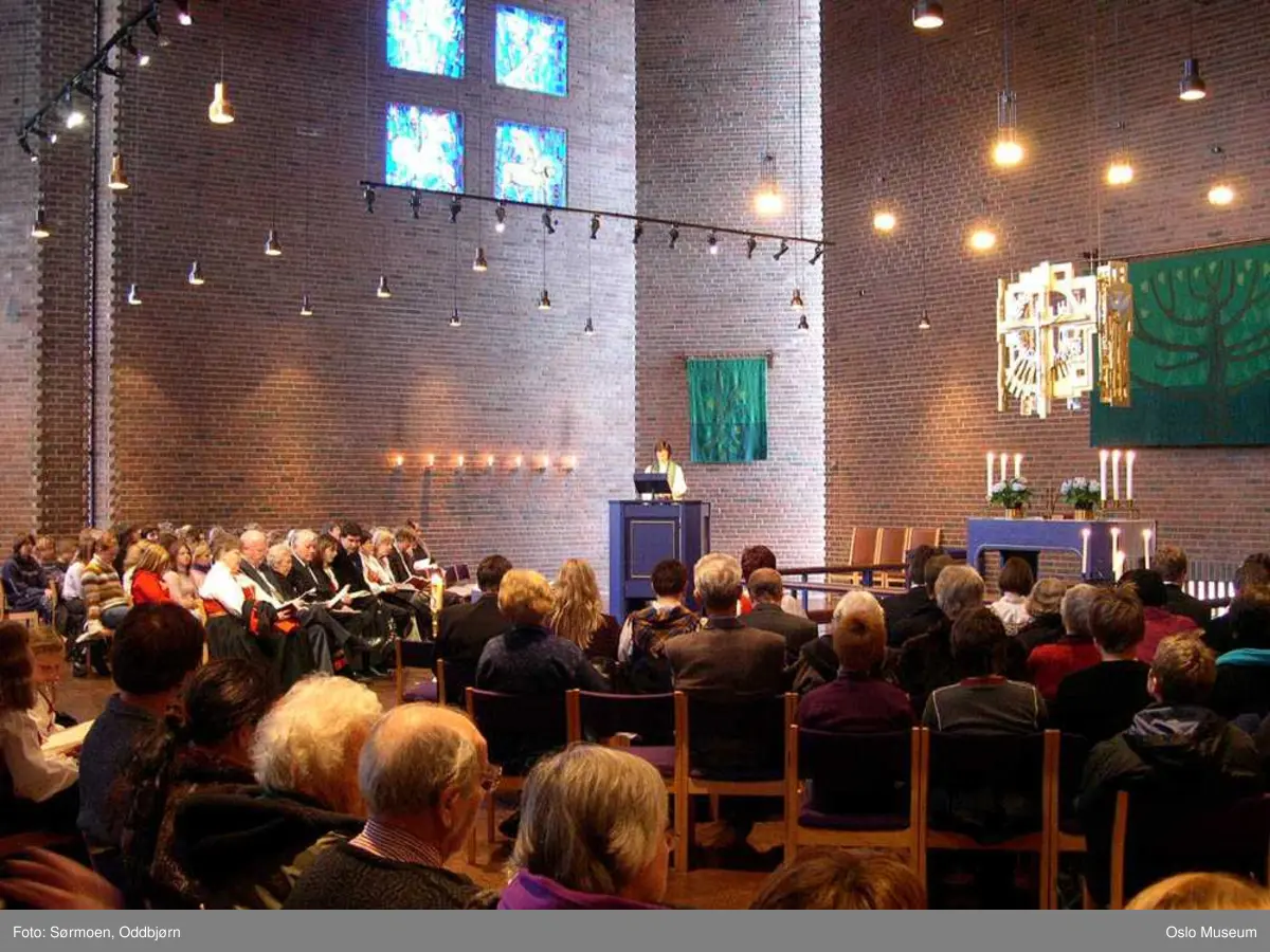 Den norske kirke, Østenstad kirke, interiør, eksteriør, seremoni, gudstjeneste, dåp, prekestol, alter, prest, glassmosaikk, døpefont, veggdekorasjon, mann, kvinne, barn
