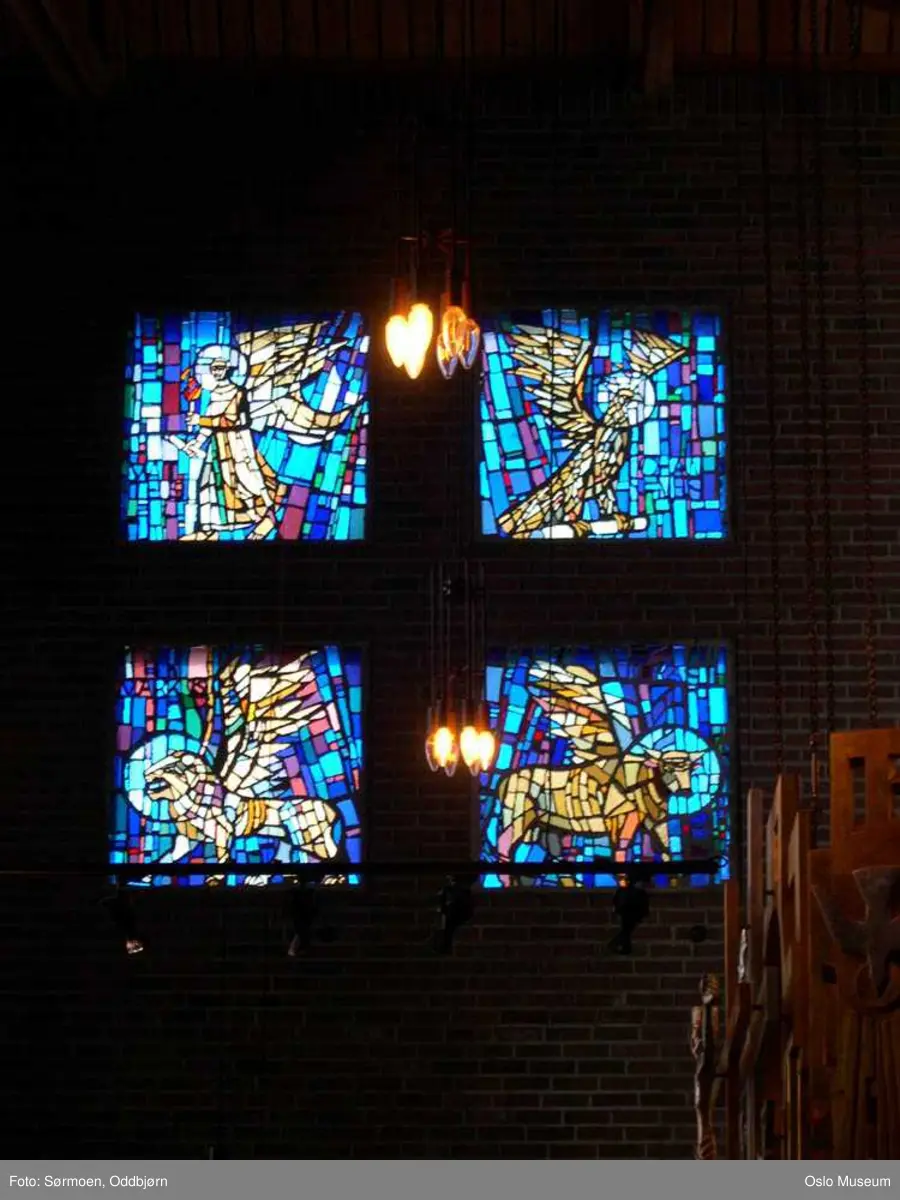 Den norske kirke, Østenstad kirke, interiør, eksteriør, seremoni, gudstjeneste, dåp, prekestol, alter, prest, glassmosaikk, døpefont, veggdekorasjon, mann, kvinne, barn
