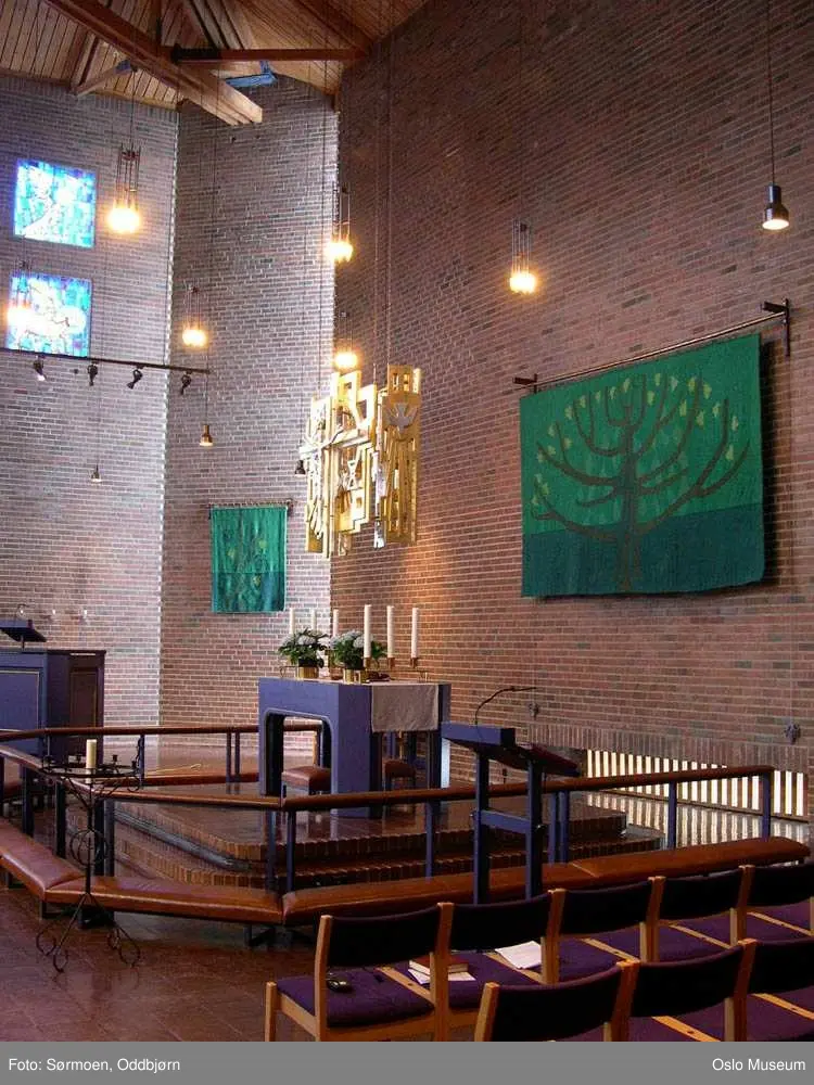 Den norske kirke, Østenstad kirke, interiør, eksteriør, seremoni, gudstjeneste, dåp, prekestol, alter, prest, glassmosaikk, døpefont, veggdekorasjon, mann, kvinne, barn
