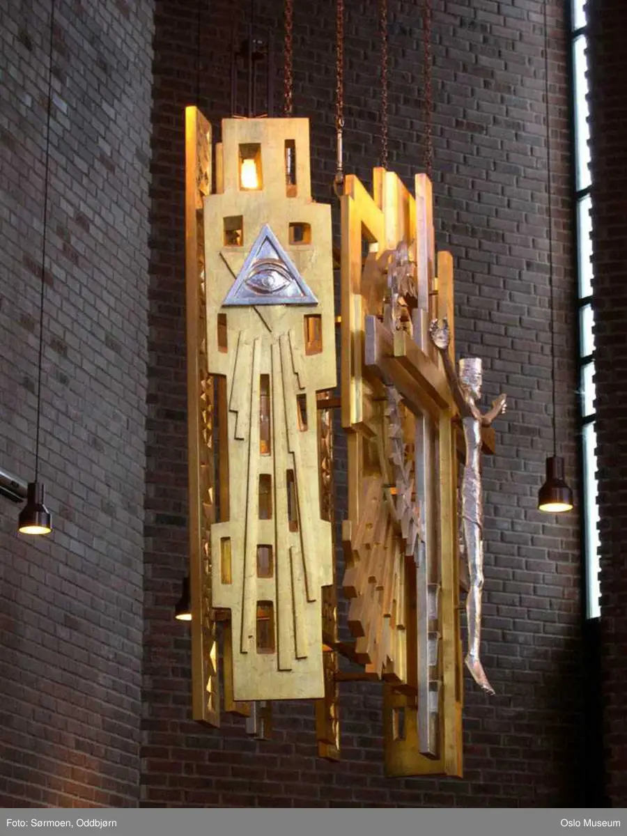 Den norske kirke, Østenstad kirke, interiør, eksteriør, seremoni, gudstjeneste, dåp, prekestol, alter, prest, glassmosaikk, døpefont, veggdekorasjon, mann, kvinne, barn
