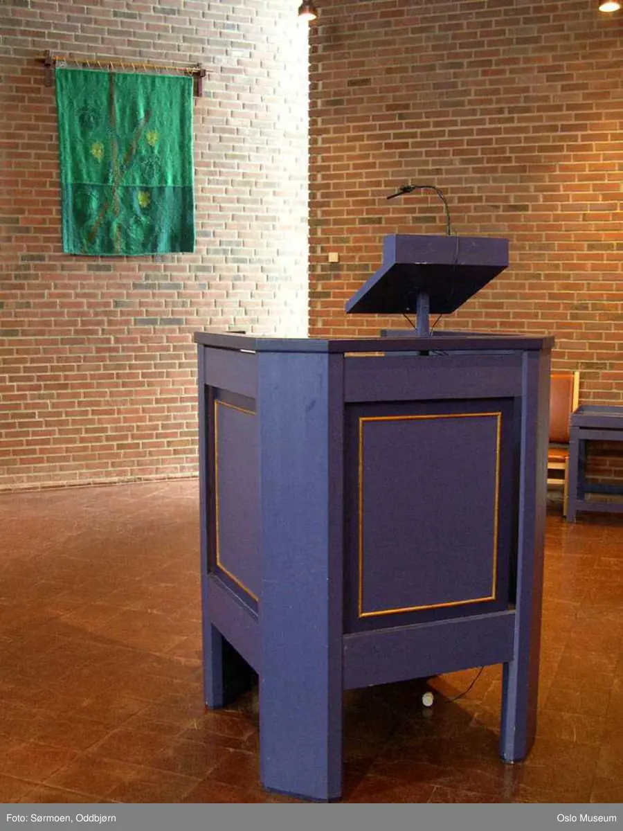 Den norske kirke, Østenstad kirke, interiør, eksteriør, seremoni, gudstjeneste, dåp, prekestol, alter, prest, glassmosaikk, døpefont, veggdekorasjon, mann, kvinne, barn

