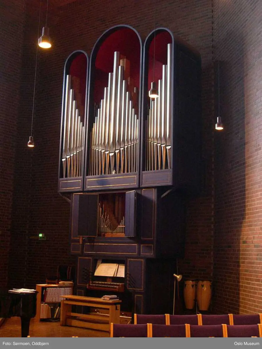 Den norske kirke, Østenstad kirke, interiør, eksteriør, seremoni, gudstjeneste, dåp, prekestol, alter, prest, glassmosaikk, døpefont, veggdekorasjon, mann, kvinne, barn
