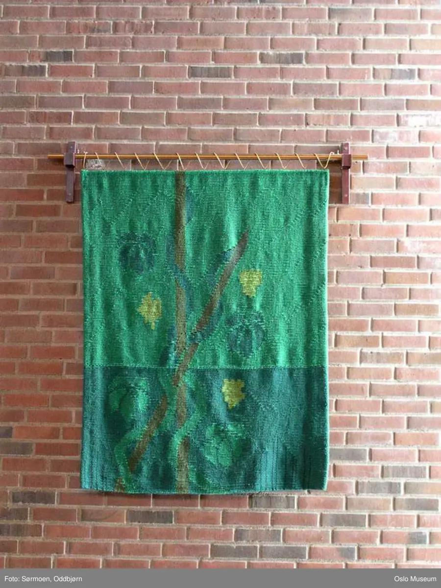 Den norske kirke, Østenstad kirke, interiør, eksteriør, seremoni, gudstjeneste, dåp, prekestol, alter, prest, glassmosaikk, døpefont, veggdekorasjon, mann, kvinne, barn
