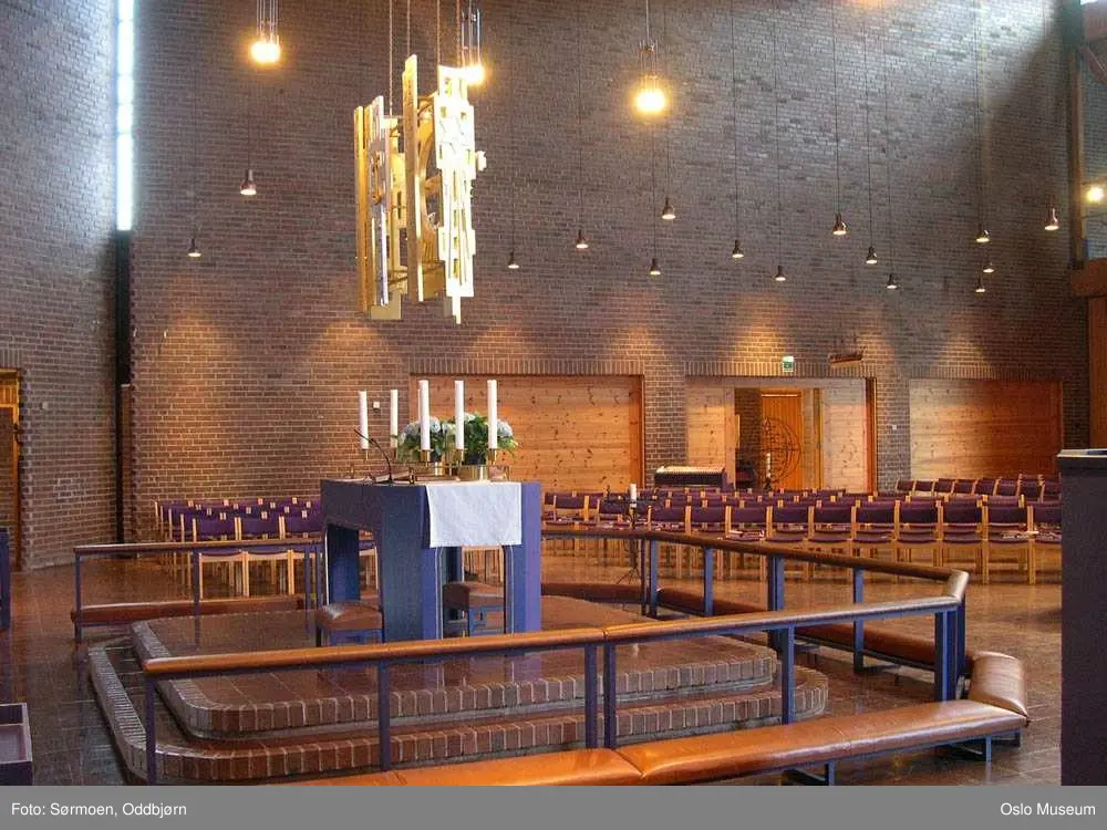 Den norske kirke, Østenstad kirke, interiør, eksteriør, seremoni, gudstjeneste, dåp, prekestol, alter, prest, glassmosaikk, døpefont, veggdekorasjon, mann, kvinne, barn

